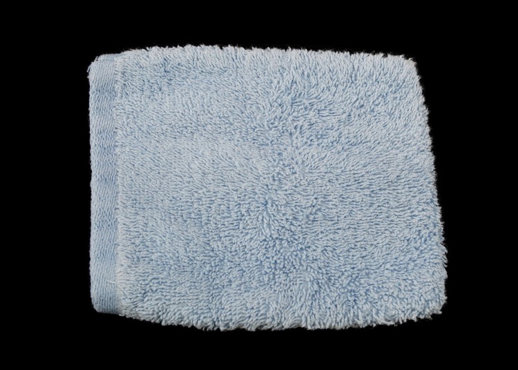 A blue cotton washcloth that's sewn into a pocket insert. So a hand goes inside the cloth,  making a full grip unnecessary.